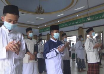 Kegiatan salat gaib santri Pondok Pesantren Al-Aqobah Desa Kwaron, Kecamatan Diwek, Kabupaten Jombang