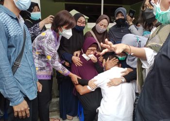 Antar Jenazah Anak Istri, Perwira TNI Berderai Air Mata