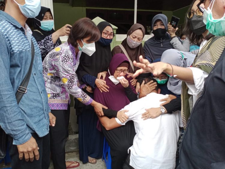 Antar Jenazah Anak Istri, Perwira TNI Berderai Air Mata