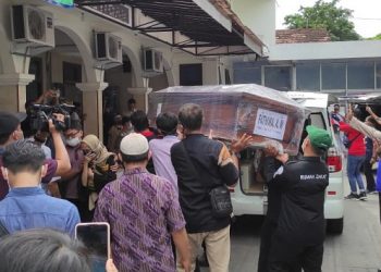 Miris, Ibu Rahmania Pingsan Lepas Jenazah Anak dan Cucu