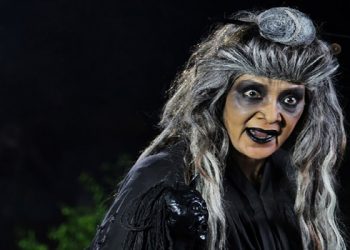 Kenangan Mendengarkan Drama Radio Mak Lampir