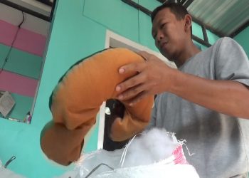 Pengusaha Bantal Leher Bertahan Di Masa Pandemi