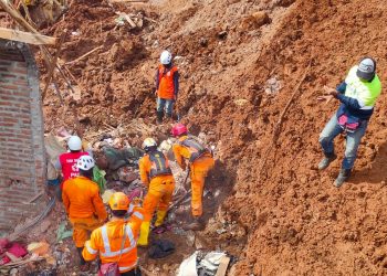 Tim SAR gabungan menggali lokasi temuan korban