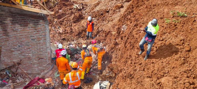 Tim SAR gabungan menggali lokasi temuan korban