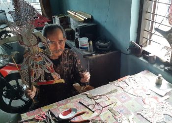 Subroto, perajin Wayang kulit di kediri