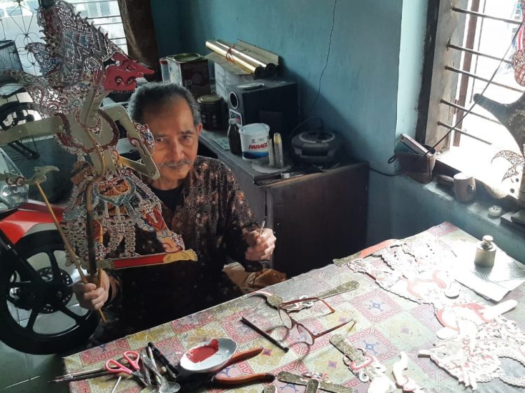 Subroto, perajin Wayang kulit di kediri