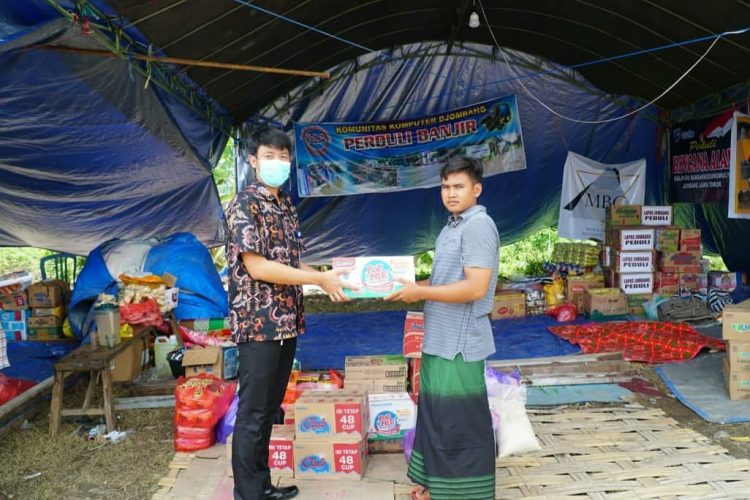 Kantor Imigrasi Kediri Beri Bantuan Korban Banjir Bandarkedungmulyo