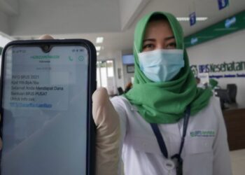 Petugas BPJS menunjukan sms penipuan (Istimewa)