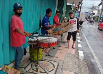 Cerita Sekelompok Buruh Serabutan Jadi ‘Musisi’ Anglung  Jalanan