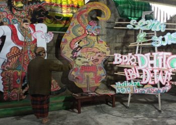 Sambut Bupati Dhito, Seniman Kediri Buat Wayang 3 Meter
