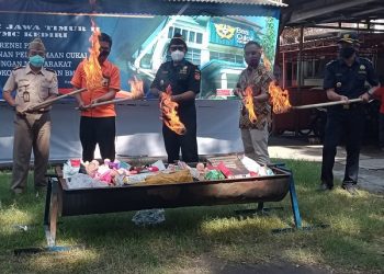 Bea Cukai Kediri Bakar Puluhan Alat Bantu Seks Impor