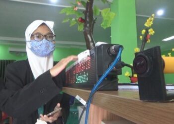 Foto : Maryam dan alat pendeteksi Kapasitas Ruangan (Foto : Bacaini.id/Syailendra)