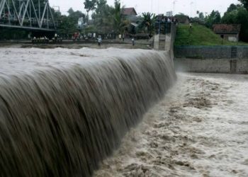Nahas, Operator Beckhoe Penambang Pasir Terseret Aliran Sungai Konto