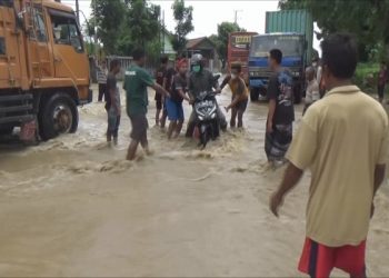 Tanggul Sungai Konto Jebol Jalur Nasional Surabaya Madiun Terendam Banjir