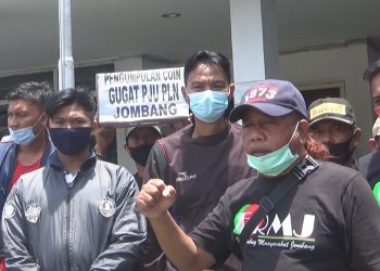 Lampu PJU Mati, Warga Jombang Galang Koin Gugat PLN