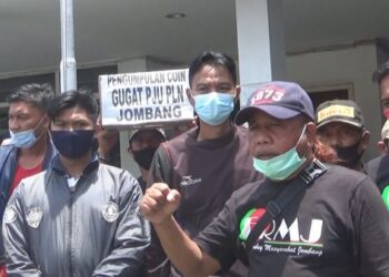 Demo warga di kantor PLN Jombang