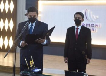 Bagus Alit (Kanan) dengan Walikota Kediri Abdullah Abu Bakar saat pelantikan