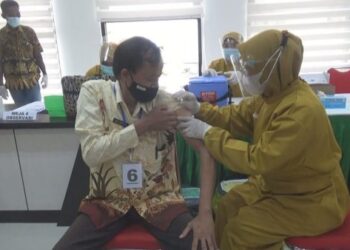 Proses vaksinasi tenaga pengajar (Foto: Bacaini.id/Syailendra)