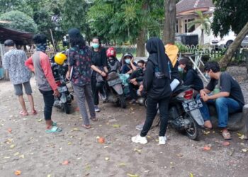Mahasiswa yang mengikuti aksi di sekitar taman Sekar Taji Kota Kediri (Foto: Bacaini.id/Novira Kharisma)