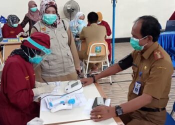 Tenaga pendidik Divaksin (Foto: Bacaini.id/Novira Kharisma)