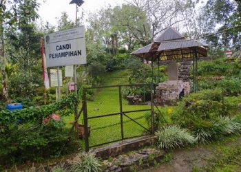Sejuknya Berwisata Ke Candi Penampihan, Dikelilingi Kebun Teh