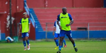 OK John (Kanan) saat melakukan trial latihan di lapangan Brawijaya Kota Kediri