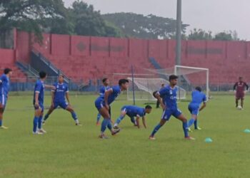 Latihan pemain Persik Kediri di Stadion Brawijaya (Foto: bacaini.id/Karebet)