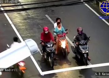 Dua Gadis Pengendara Motor di Kediri Bikin Geram Netizen