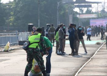 Warga Kediri Ramai-Ramai Bersihkan Jembatan Lama