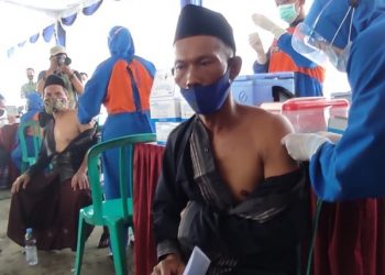 Penyuntkan vaksin di Ponpes Lirboyo Kediri. Foto: Bacaini/Novira