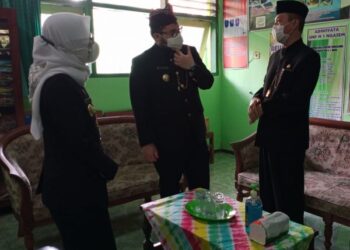 Bupati Kediri Hanindhito Himawan Pramono saat berada di SMPN 1 Ngasem (Foto: bacaini.id/Novira Kharisma)