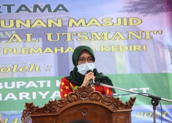 Wabup Kediri Dewi Mariya Ulfa saat melakukan peletakan batu pertama pembangunan masjid.