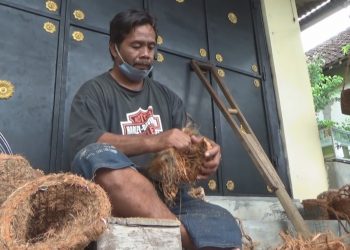 Manfaatkan Sabut Kelapa Difabel Jombang Buat Pot Bunga