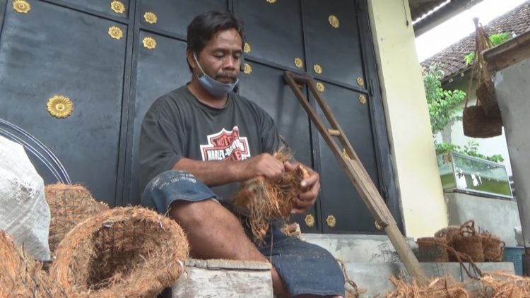 Manfaatkan Sabut Kelapa Difabel Jombang Buat Pot Bunga