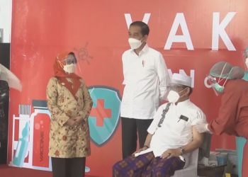 Jokowi  Pantau Vaksinasi Ulama dan Santri Di Jombang