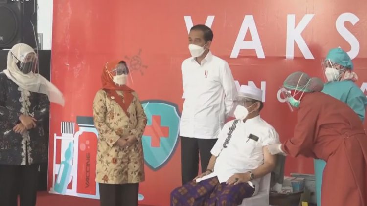 Jokowi  Pantau Vaksinasi Ulama dan Santri Di Jombang