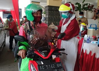 Driver Ojek Online Terima Vaksin Secara Drive Thru