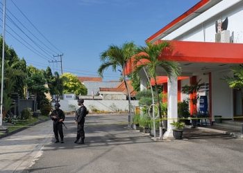 Anggota Brimob mengamankan lokasi penemuan tas di halaman DPRD Kota Kediri. Foto: Bacaini/BS