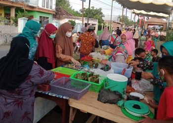 Pasar takjil di wisata Gus Dur Jombang. Foto: Bacaini/Syailendra