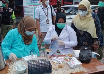 Uji makanan di lapak takjil Kota Kediri. Foto: Bacaini/Novira