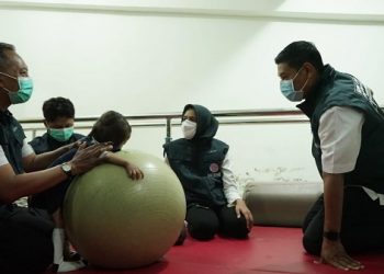 Abdullah Abu Bakar (kanan) melihat terapi anak di ruang fisioterapi RSUD Gambiran. Foto: istimewa