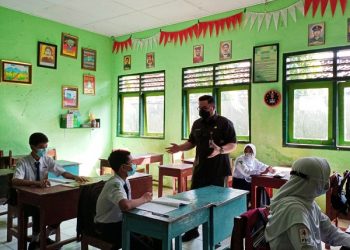 Pantau Sekolah Tatap Muka, Mas Dhito Diingatkan Cuci Tangan
