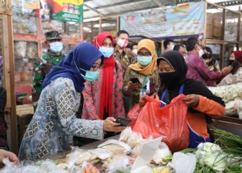 Wabup Kediri Dewi Mariya Ulfa dalam program digitalisasi pasar. Foto: Istimewa
