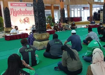 Jumat Ngopi Mas Bup Dhito dengan warga di Pendopo Kabupaten Kediri. Foto: ist