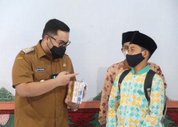 Mas Bup Dhito bersama siswa TPQ. Foto: istimewa