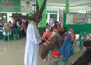 Pimpin Tarawih, Imam Mushola Disuntik Vaksin Corona