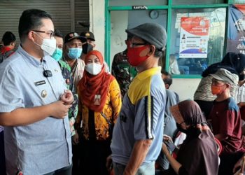 Bupati Kediri berbicara dengan pedagang pasar. Foto: ist