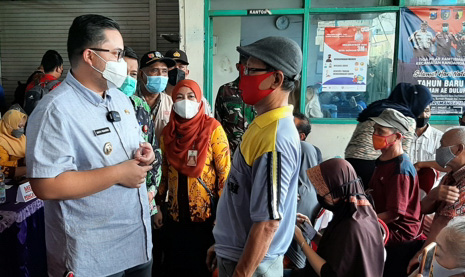 Bupati Kediri Pantau Vaksinasi Pedagang Pasar Kandangan