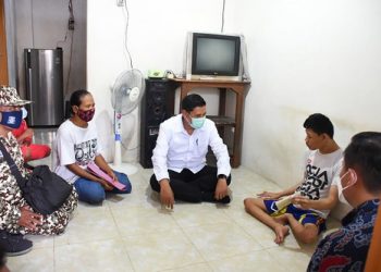 Mas Abu berbincang dengan warga penyandang disabilitas. Foto: istimewa