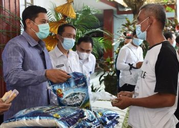 Wali Kota Kediri Abdullah Abu Bakar memantau operasi pasar. Foto: Istimewa